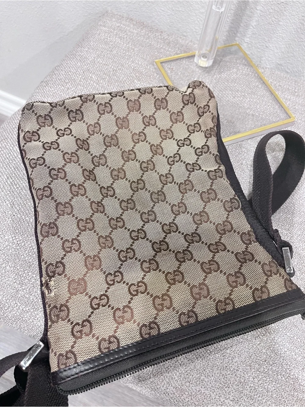 GUCCI GG CANVAS MESSENGER BAG.